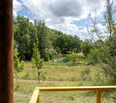 Blick vom Safarizelt Tent Lodge Maasai Mara im Eco domaine Le Camp in Frankreich mit viel Natur.