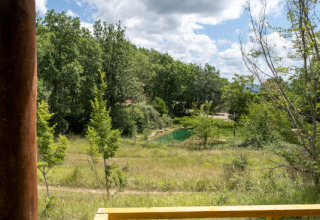 Blick vom Safarizelt Tent Lodge Maasai Mara im Eco domaine Le Camp in Frankreich mit viel Natur.