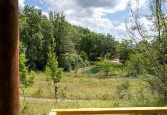 Blick vom Safarizelt Tent Lodge Maasai Mara im Eco domaine Le Camp in Frankreich mit viel Natur.