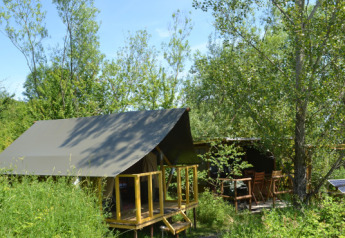 Tente safari Lodgetent Mont Kenya à l'Eco domaine Le Camp en France, entourée de verdure et d’arbres.