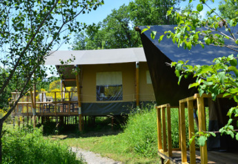 Safari telt Lodgetent Mont Kenya ved Eco domaine Le Camp i Frankrig, omgivet af grøn natur og solskin.