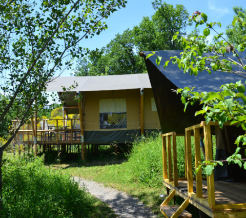 Tienda safari Lodgetent Mont Kenya en Eco domaine Le Camp, Francia, en un entorno verde y natural.