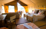 Vista interior de la tienda de safari Lodgetent Mont Kenya en Eco domaine Le Camp en Francia con cómodas camas.