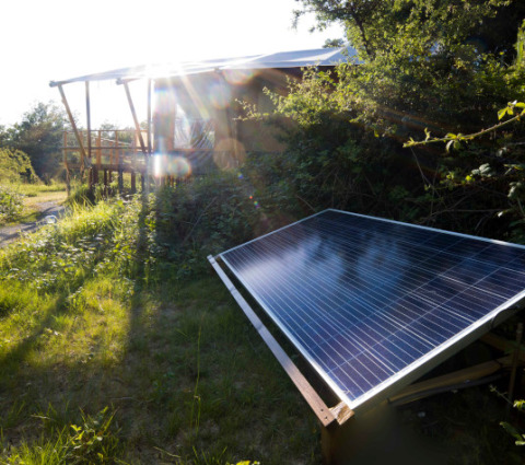 Panel solar junto a la tienda safari Lodgetent Mont Kenya en Eco domaine Le Camp en Francia, naturaleza.