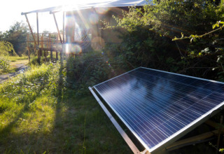 Panel solar junto a la tienda safari Lodgetent Mont Kenya en Eco domaine Le Camp en Francia, naturaleza.