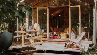 Cabaña moderna y acogedora con terraza grande y barbacoa entre árboles en Les Cabanes d'Ostende, Bélgica.