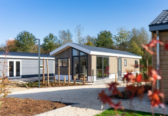 Lodge Velthorst moderno en Zilverstrand, Bélgica, con grandes ventanas y un entorno natural tranquilo.