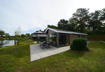 Alojamiento Velthorst en Zilverstrand, Bélgica, con patio moderno, rodeado de naturaleza y junto al agua.
