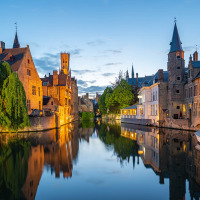 Hermoso canal rodeado de edificios históricos y vegetación cerca de Oostende, Flandes Occidental, Bélgica.