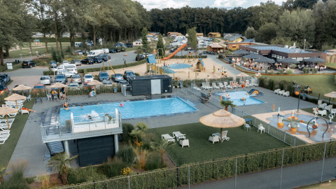Vue d'ensemble du Camping de Italiaanse Meren en Gueldre avec piscine, aire de jeux et hébergements.