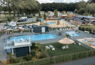 Vue d'ensemble du Camping de Italiaanse Meren en Gueldre avec piscine, aire de jeux et hébergements.