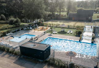 Luftaufnahme vom Camping de Italiaanse Meren in Gelderland mit Pools, Rutsche und Sonnenliegen.