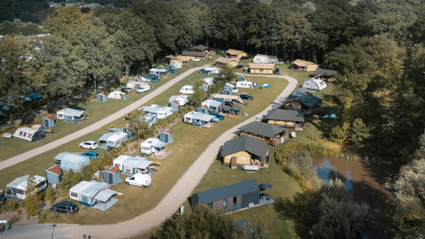 Luftfoto af Camping de Italiaanse Meren i Gelderland, Holland, med campingvogne, telte og grønne områder.