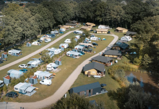 Vista aérea del Camping de Italiaanse Meren en Gelderland, Países Bajos, con caravanas, tiendas y naturaleza.