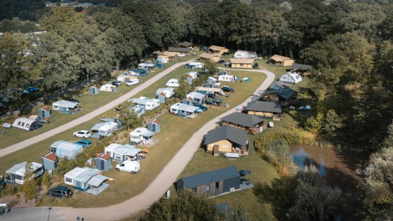 Luftaufnahme vom Camping de Italiaanse Meren in Gelderland, Niederlande, mit Wohnmobilen und Natur.