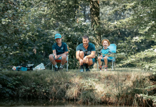 Een familie van drie vist aan een vijver nabij Winterswijk Kotten, Gelderland, Nederland.