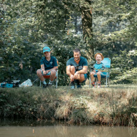 Una familia de tres pesca junto a un estanque cerca de Winterswijk Kotten en Gelderland, Países Bajos.