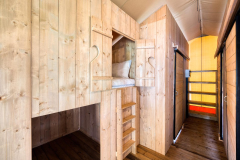 Holzverkleideter Innenraum mit eingebauten Betten in der Sunshine Lodge in Petite Suisse, Belgien.