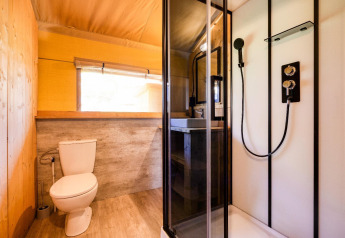 Badezimmer in der Sunshine Lodge in Petite Suisse, Belgien, mit moderner Dusche, WC und Waschbecken.