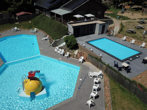 Buitenzwembaden en zonneterras bij de Sunshine lodge op Petite Suisse in België, van bovenaf gezien.