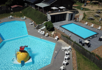 Außenpools und Sonnenterrasse bei der Sunshine-Lodge im Petite Suisse, Belgien, aus der Luft gesehen.