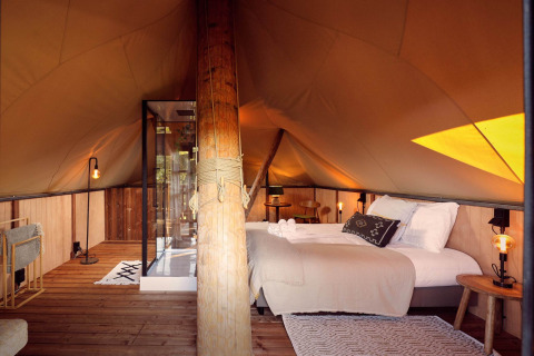 Vue intérieure de la tente glamping Hacienda au Resort de Parel, Pays-Bas, au décor élégant et chaleureux.