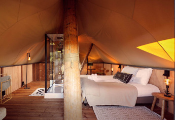 Vue intérieure de la tente glamping Hacienda au Resort de Parel, Pays-Bas, au décor élégant et chaleureux.