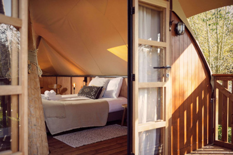 Eingang zum luxuriösen Glamping-Zelt Hacienda mit gemütlichem Bett im Resort de Parel in den Niederlanden.
