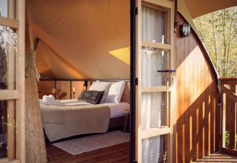 Eingang zum luxuriösen Glamping-Zelt Hacienda mit gemütlichem Bett im Resort de Parel in den Niederlanden.