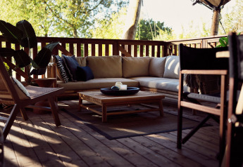 Gemütliche Terrasse mit Sofas im Safari-Zelt Hacienda, Resort de Parel, Niederlande.