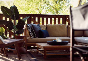 Gemütliche Lounge im Safari-Glampingzelt auf Resort de Parel in den Niederlanden, mit Holzmöbeln.