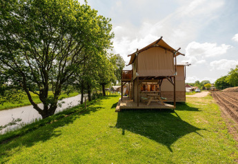Safari-Zelt Treehouse tent am Fluss im Holiday Park Mölke, Niederlande, mit viel Natur und Sonne.