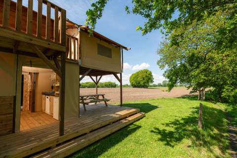 Safari-Zelt Treehouse mit Terrasse und freiem Blick auf Felder im Holiday Park Mölke, Niederlande.