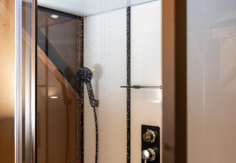 Moderne Duschkabine mit Regendusche und Handbrause im Treehouse-Zelt im Holiday Park Mölke, Niederlande.