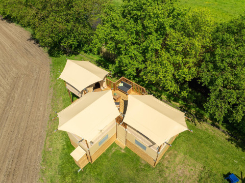 Luftaufnahme des Treehouse-Zeltes an der Regge plus Sanitär im Holiday Park Mölke, Niederlande.