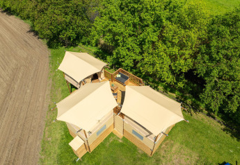 Luftfoto af Treehouse-teltet ved Regge og sanitær hos Holiday Park Mölke i Nederlandene.