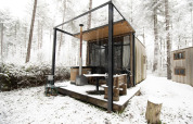 La pequeña casa Sweet Cabin con bañera de hidromasaje, rodeada de nieve en el bosque de Limburgo, Bélgica.