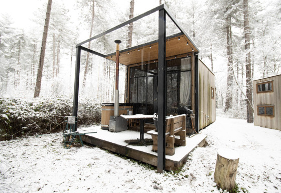 Tiny house Sweet Cabin met hottub in het besneeuwde bos van Limburg, België, bij Cosy Cabins.