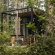 Tiny house Sweet Cabin med udendørs spabad, omkranset af skov og natur, perfekt til afslapning.