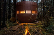 Lille hus kaldet The Nutshell med varme kar og sauna i en skov ved Recreation Park Den Blanken, Holland.