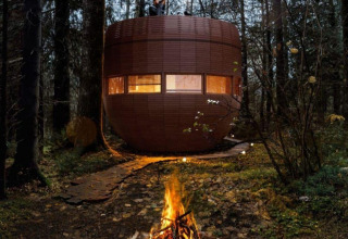 Tiny house The Nutshell met hottub en sauna in een bos bij Recreation Park Den Blanken, Nederland.