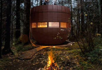 Lille hus kaldet The Nutshell med varme kar og sauna i en skov ved Recreation Park Den Blanken, Holland.