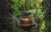 Rundt tiny house kaldet The Nutshell med hot tub og sauna i en skov, Rekreatiepark Den Blanken, Holland.