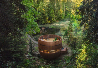 Rundt tiny house kaldet The Nutshell med hot tub og sauna i en skov, Rekreatiepark Den Blanken, Holland.