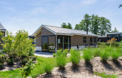 Lodge moderno Velthorst en EuroParcs Veluwemeer, Países Bajos, con jardín verde y terraza exterior soleada.