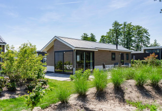 Lodge moderno Velthorst en EuroParcs Veluwemeer, Países Bajos, con jardín verde y terraza exterior soleada.