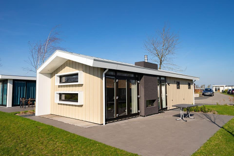 Velthorst-lodge bij EuroParcs Veluwemeer in Nederland, moderne gevel met glazen deuren en terras buiten.
