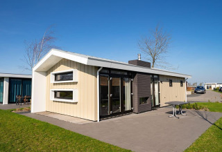 Velthorst-lodge bij EuroParcs Veluwemeer in Nederland, moderne gevel met glazen deuren en terras buiten.