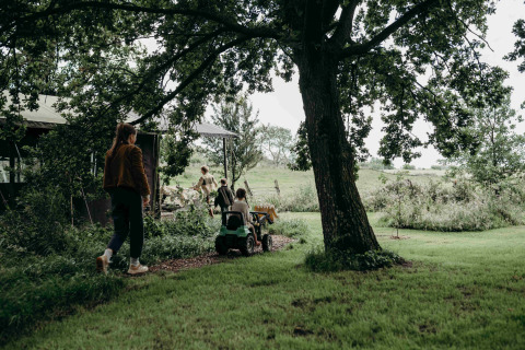Familia disfrutando en Feather Down TaarTenTuin, una parque vacacional en Holanda Meridional, Países Bajos.
