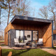Moderne Ferienlodge mit Holzverkleidung und Terrasse bei Holiday Villa Amalia 2, Hofparken Wiltershaar, Niederlande.